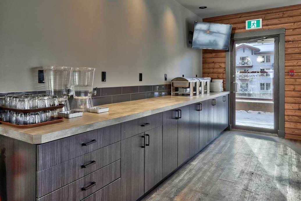 Rooham Electric About showcases a modern kitchen with sleek countertops and stylish glassware